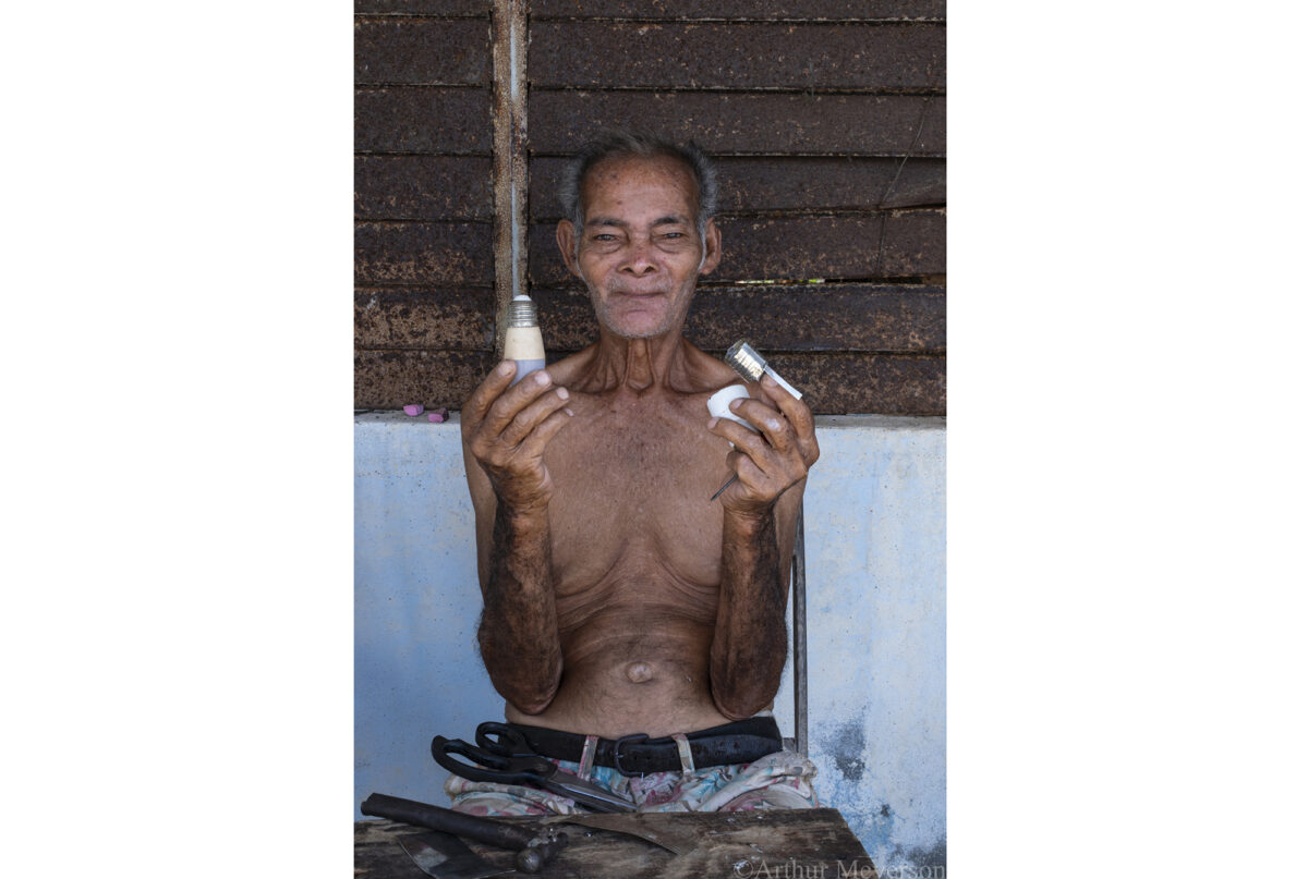 Light Bulb Repair, Baracoa